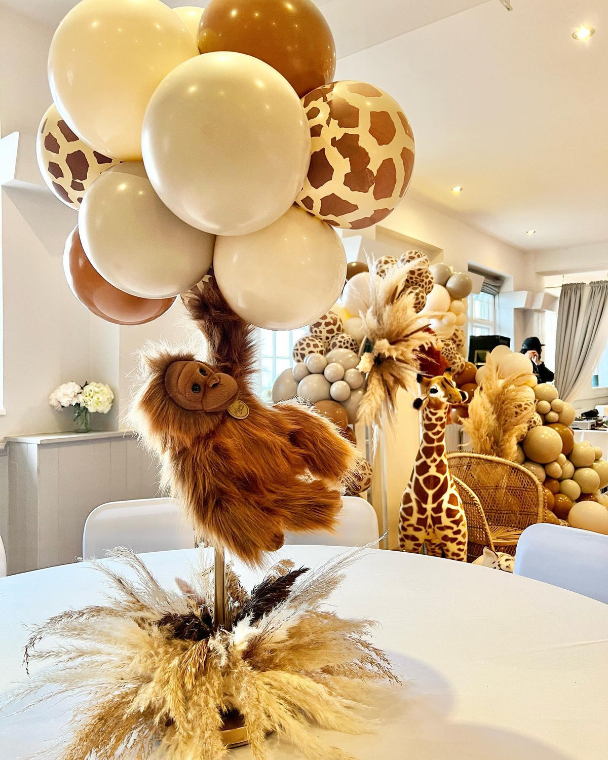 Jumbo Latex Balloon 60cm Safari Giraffe - White Sand (Print: Caramel)