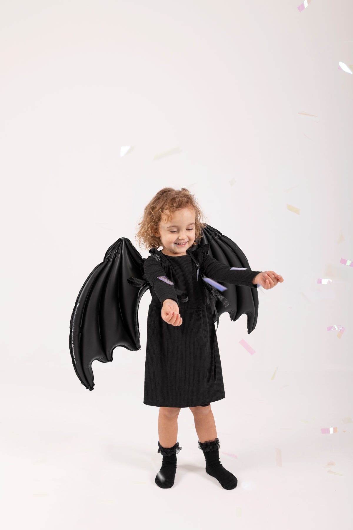 Balon folie figurina aripi negre de liliac 85x50cm